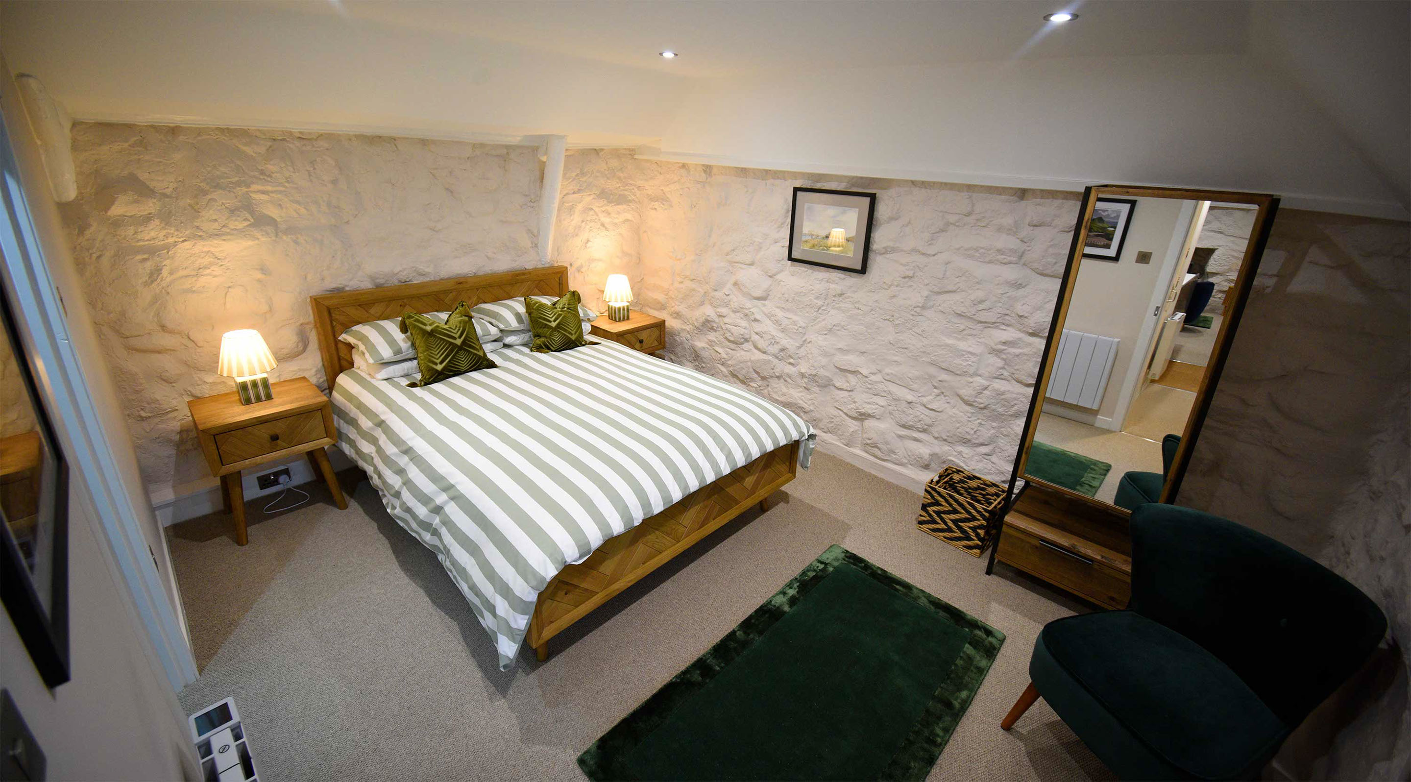 Katie Ann's Thatched Cottage contains a King Size Double Bed with sea views of the Isle of Skye