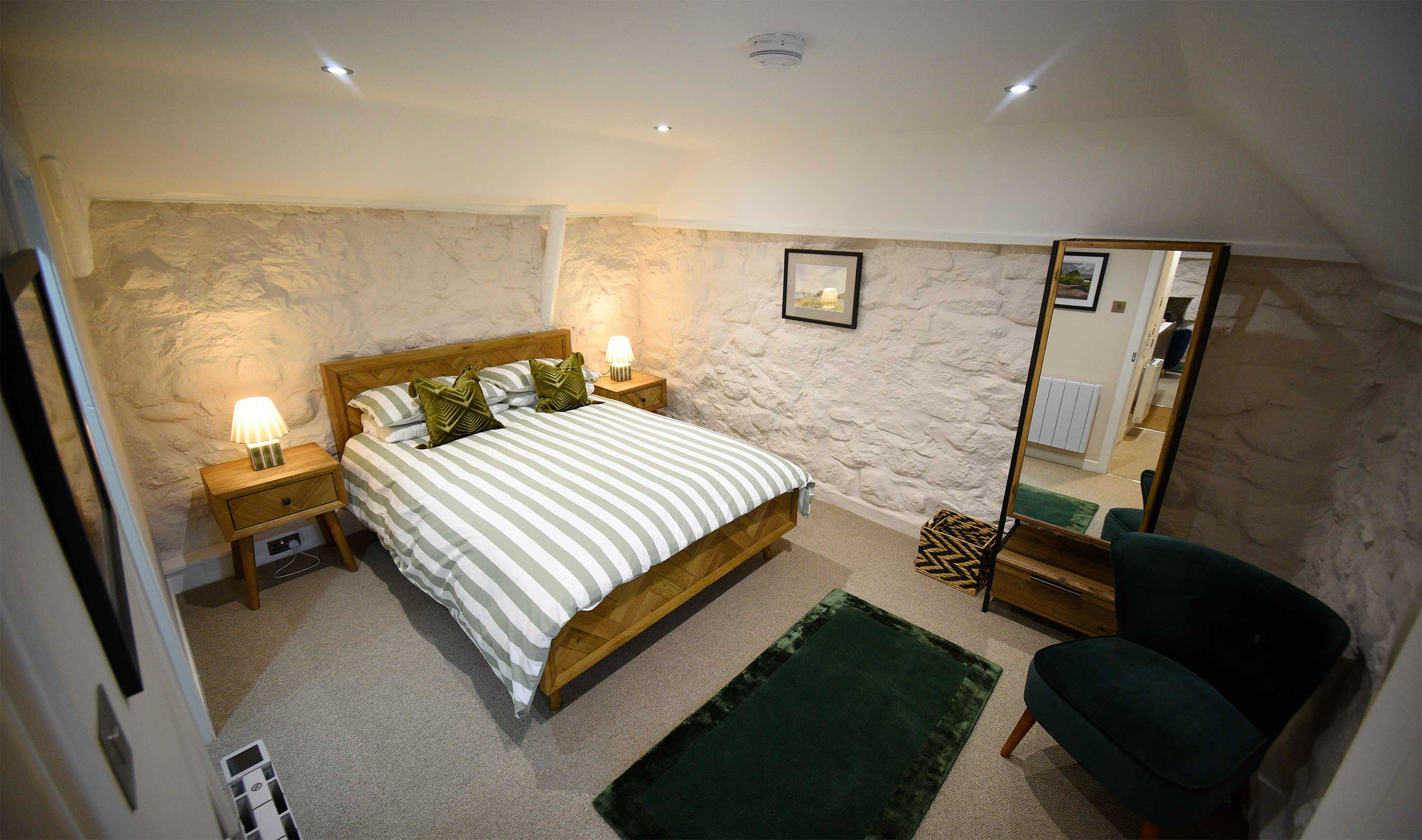 Katie Ann's Thatched Cottage contains a King Size Double bedroom self catering accommodation on the Isle of Skye