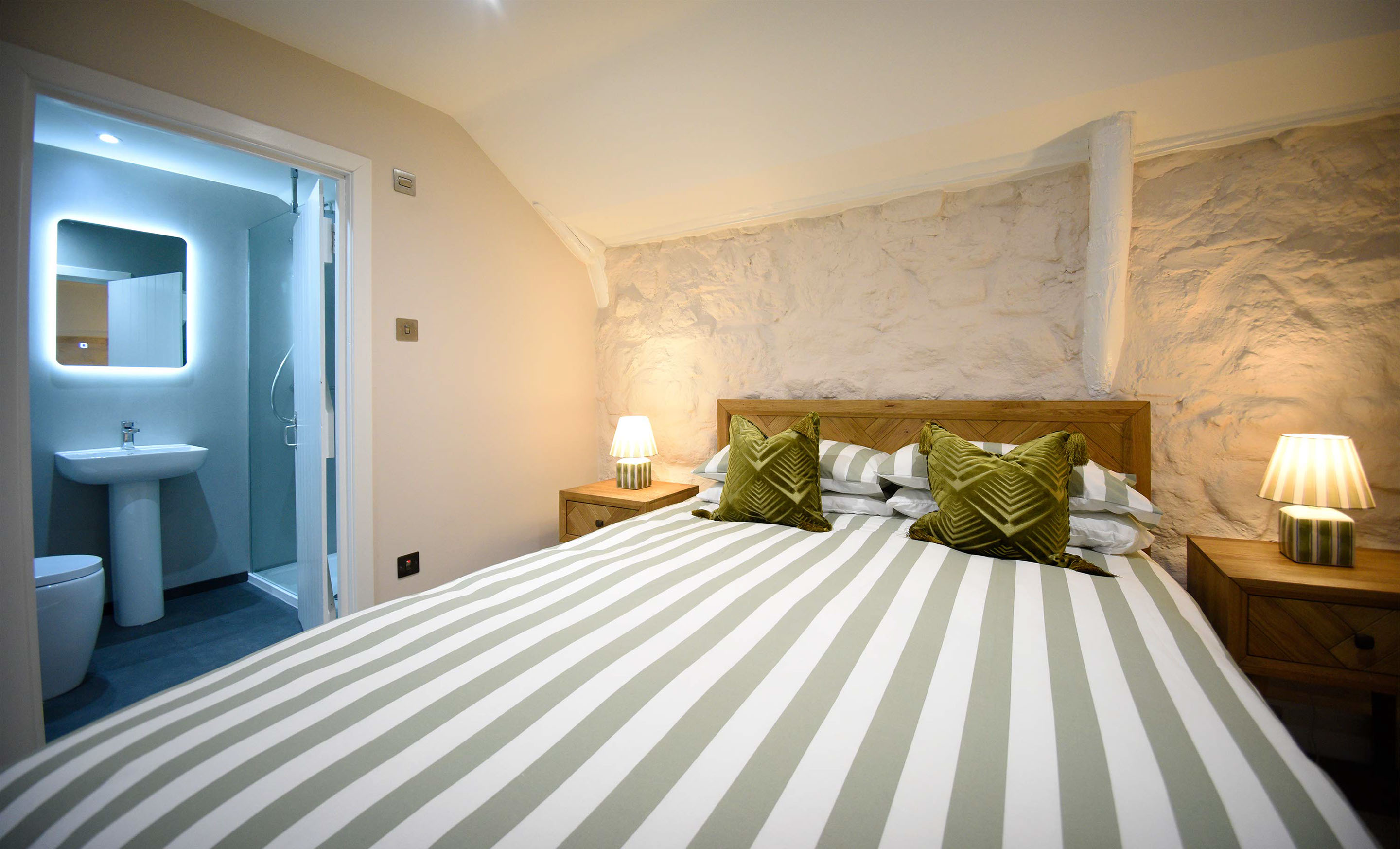 Katie Ann's Thatched Cottage contains a King Size bedroom with en suite shower room and sea views of the Isle of Skye